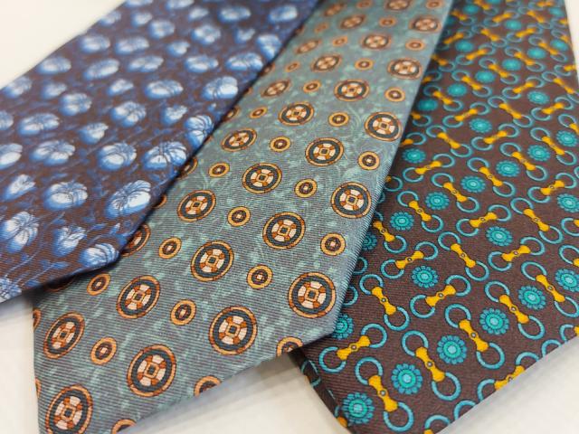 a gold and blue neck tie